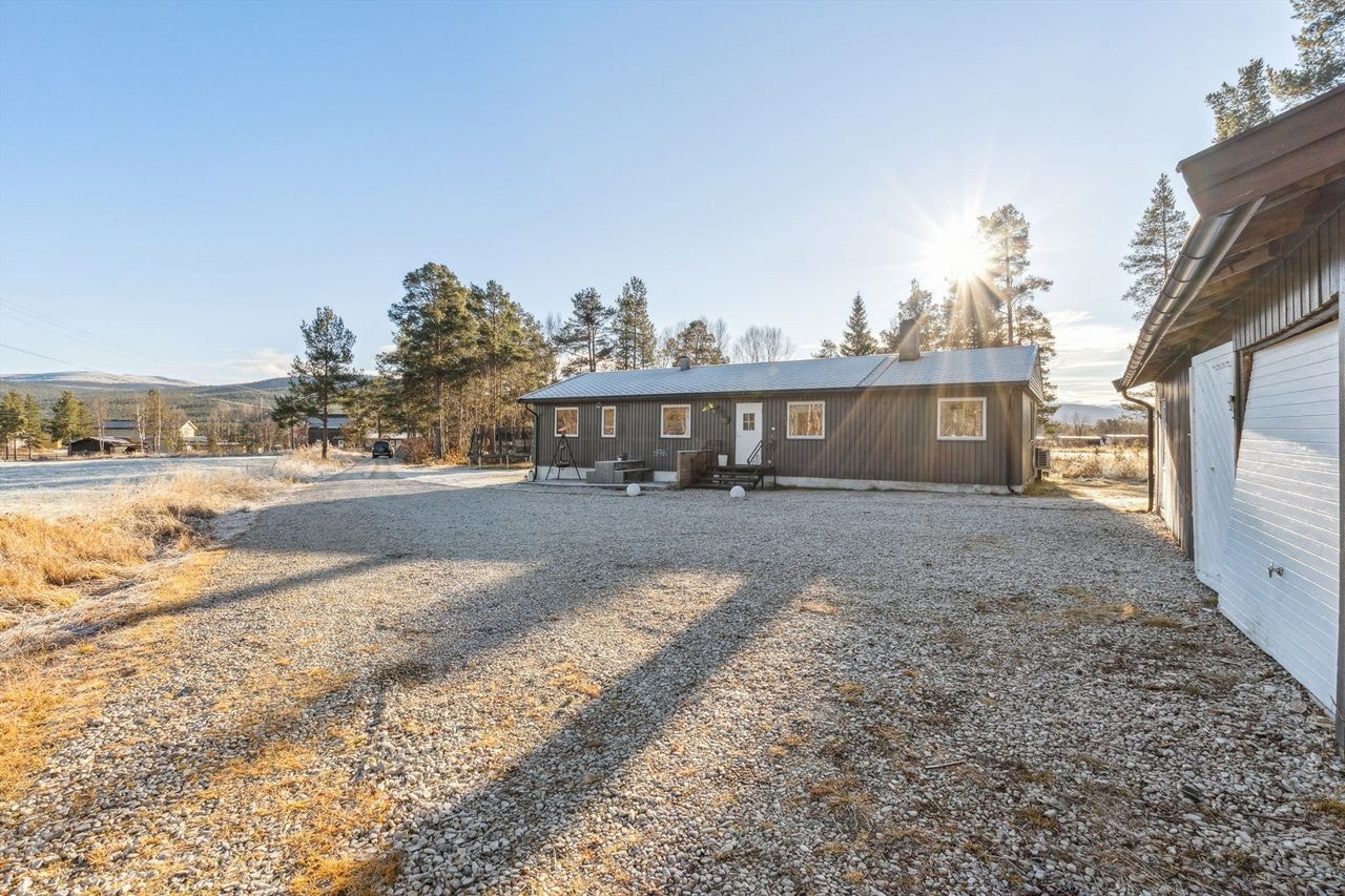 Eiendommen har en romslig, opparbeidet innkjørsel og en frittstående garasje på 67 m². Galleribilde