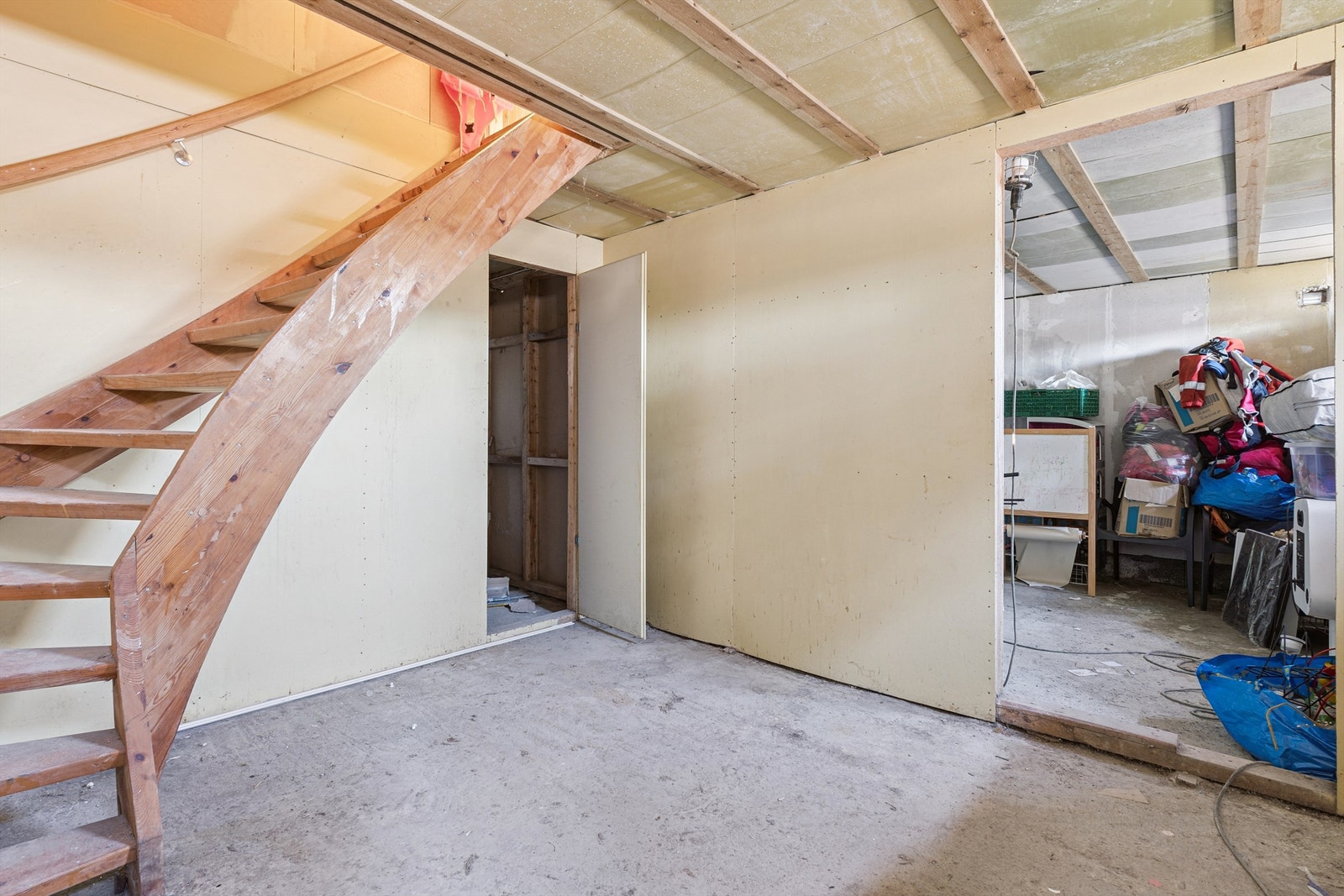 En tretrapp leder ned til kjelleretasjen fra gangen i hovedetasjen. Galleribilde