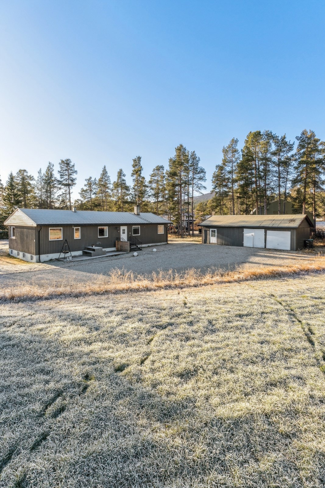 Flat tomt med gode parkeringsmuligheter. Galleribilde