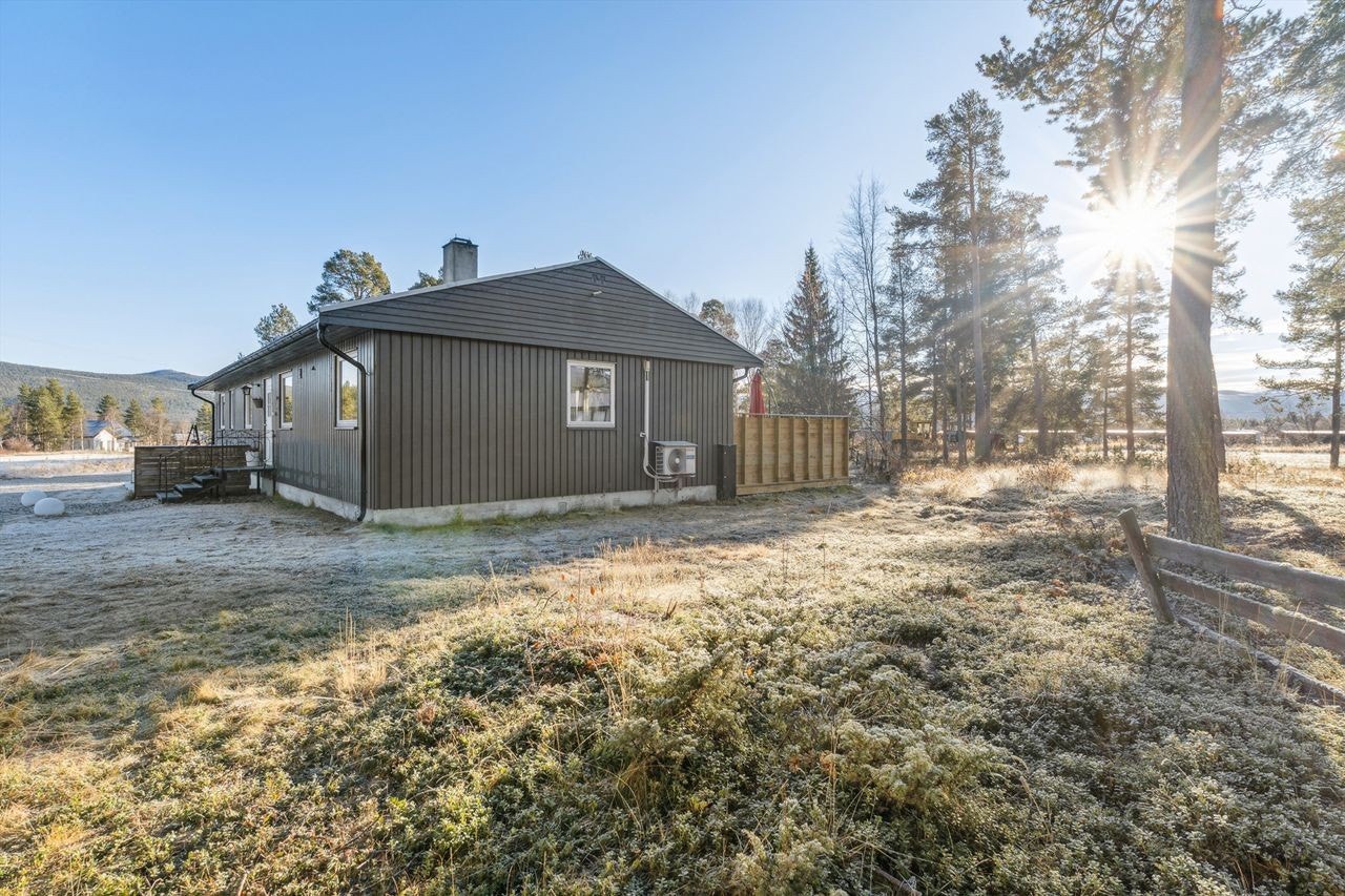 Boligens tak ble tekket med ny shingel i 2020, og loftet ble samtidig etterisolert. Galleribilde