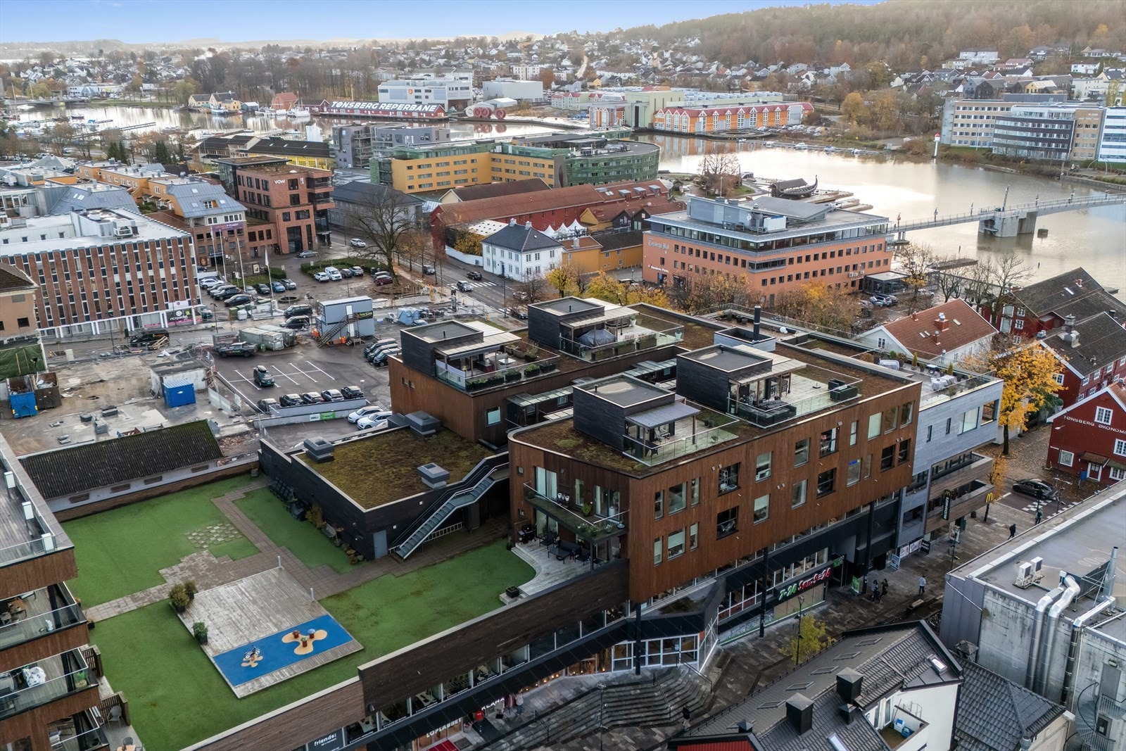 Alt Norges eldste by har av sentrumsfasiliteter kan oppleves rett utenfor egen dørstokk. Tar man heisen ned til bakkeplanet når man byggets "egne" dagligvareforretning som er åpen hele uken, inkludert søndager. Galleribilde