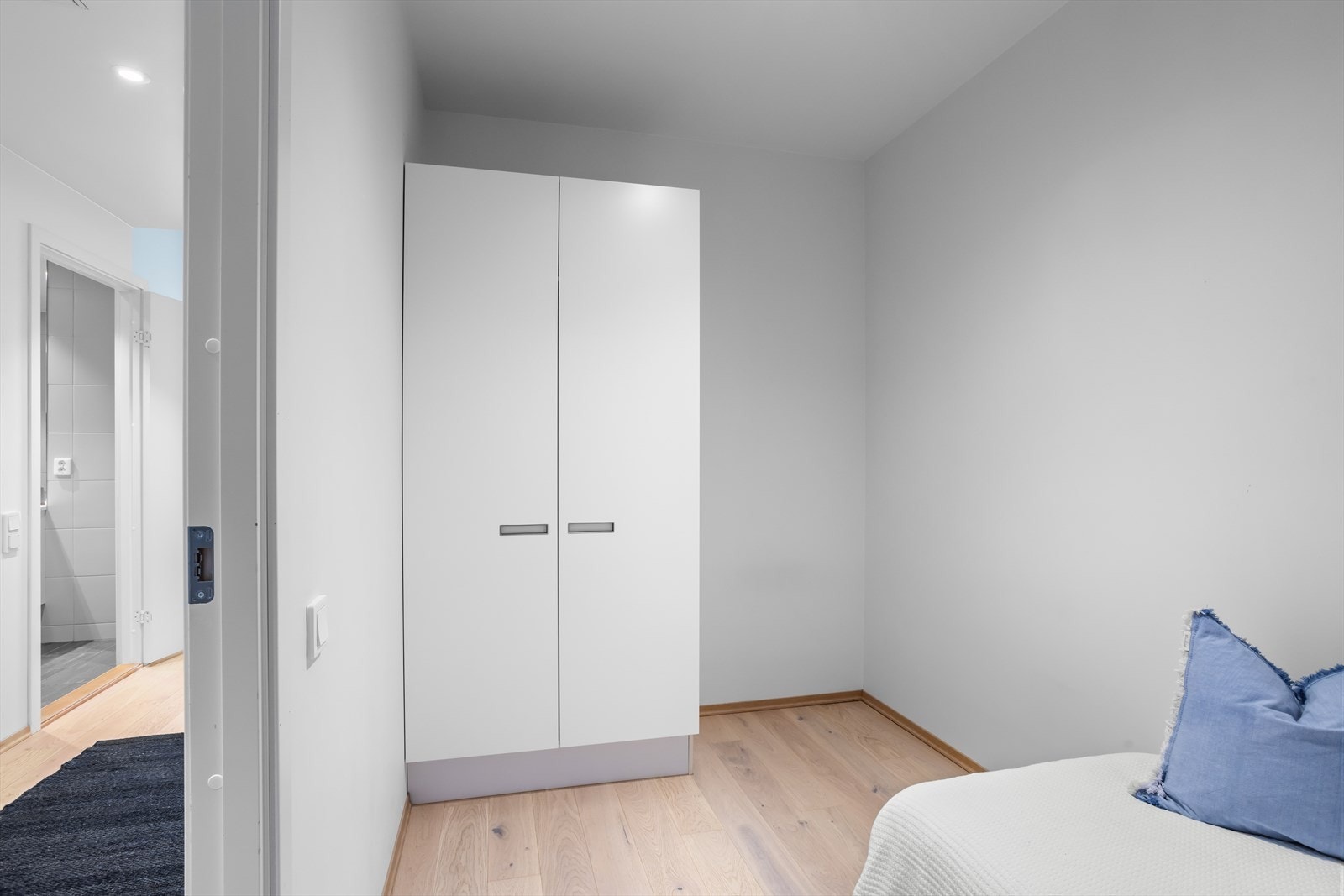 Det andre soverommet er også utstyrt med dobbelt garderobeskap m/slagdører. Galleribilde
