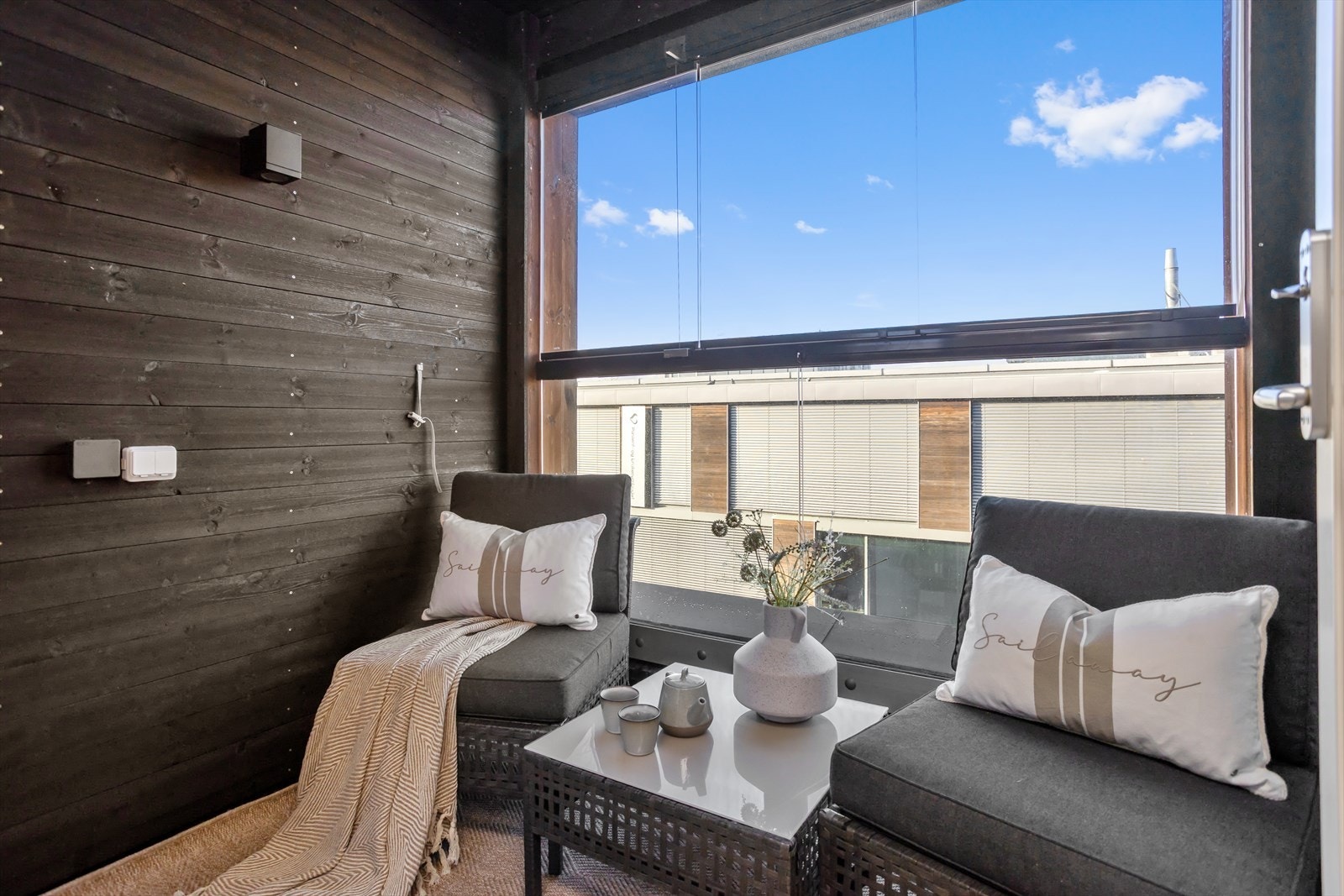 På vestsiden er det balkongdør ut til en skjermet og koselig innbygget balkong som vender ut mot gågaten og Tønsberg brygge. Her sitter man lunt og koselig og kan nyte flott utsikt og sol deler av ettermiddag-/kvelden i sommerhalvåret. Galleribilde