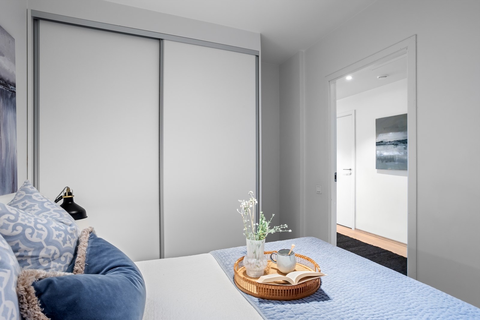 Soverommene har en gunstig plassering i leiligheten. Begge vender ut mot den rolige siden i øst, mot atriumet, har inngang fra entrè/gang og ligger i nær på både baderommet og gjestetoalettrommet. Galleribilde