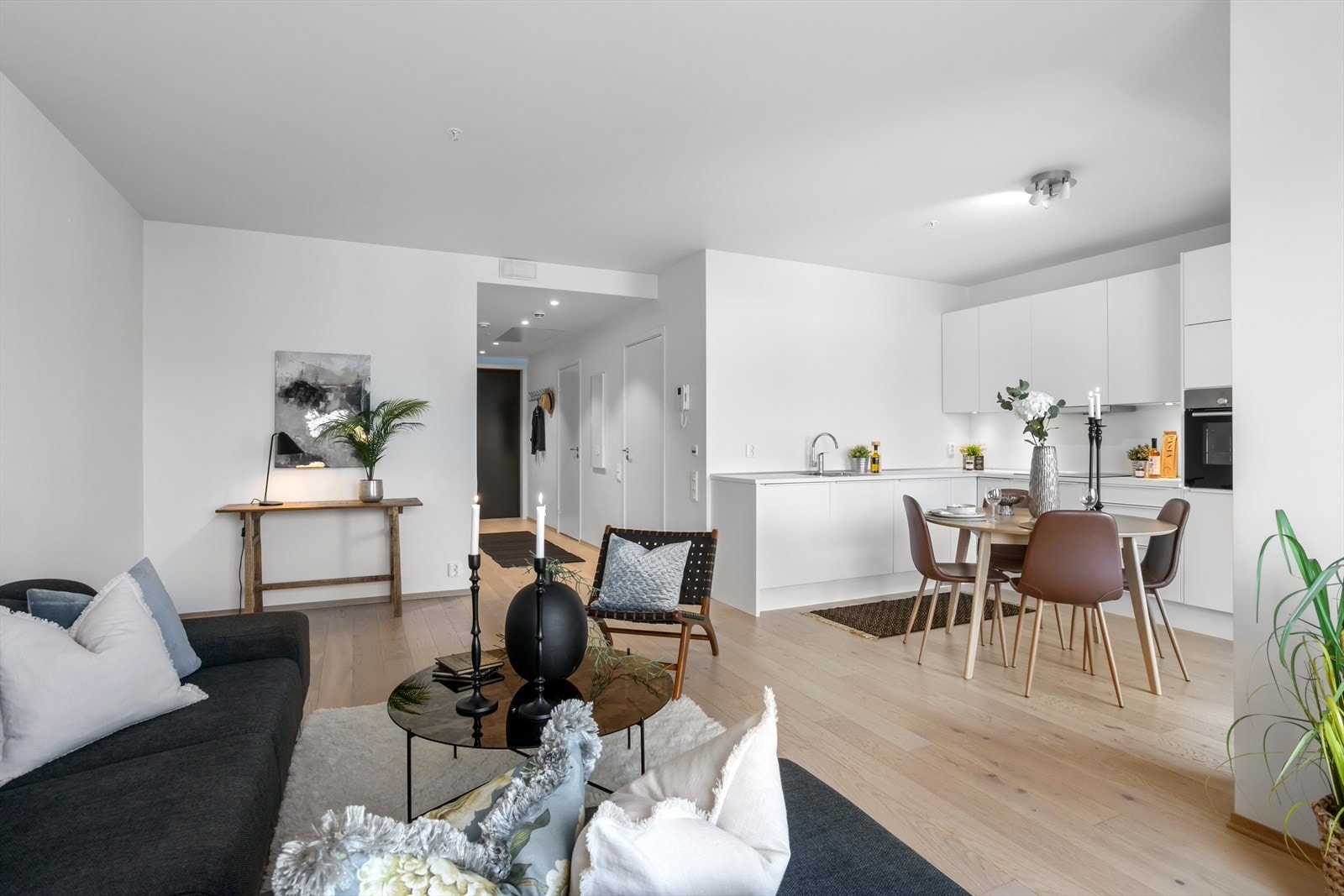 Det er lys, enstavs mattlakkerte eikegulv i alle rom med unntak av baderommet. Disse er både solide og moderne - et gulv vi er sikre på at du vil bli glad i og som vil begeistre deg og dine gjester. Galleribilde