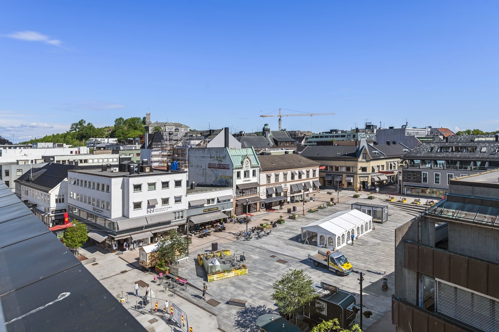 Tønsberg torv ligger rett utenfor inngangsdøren til bygget. Galleribilde