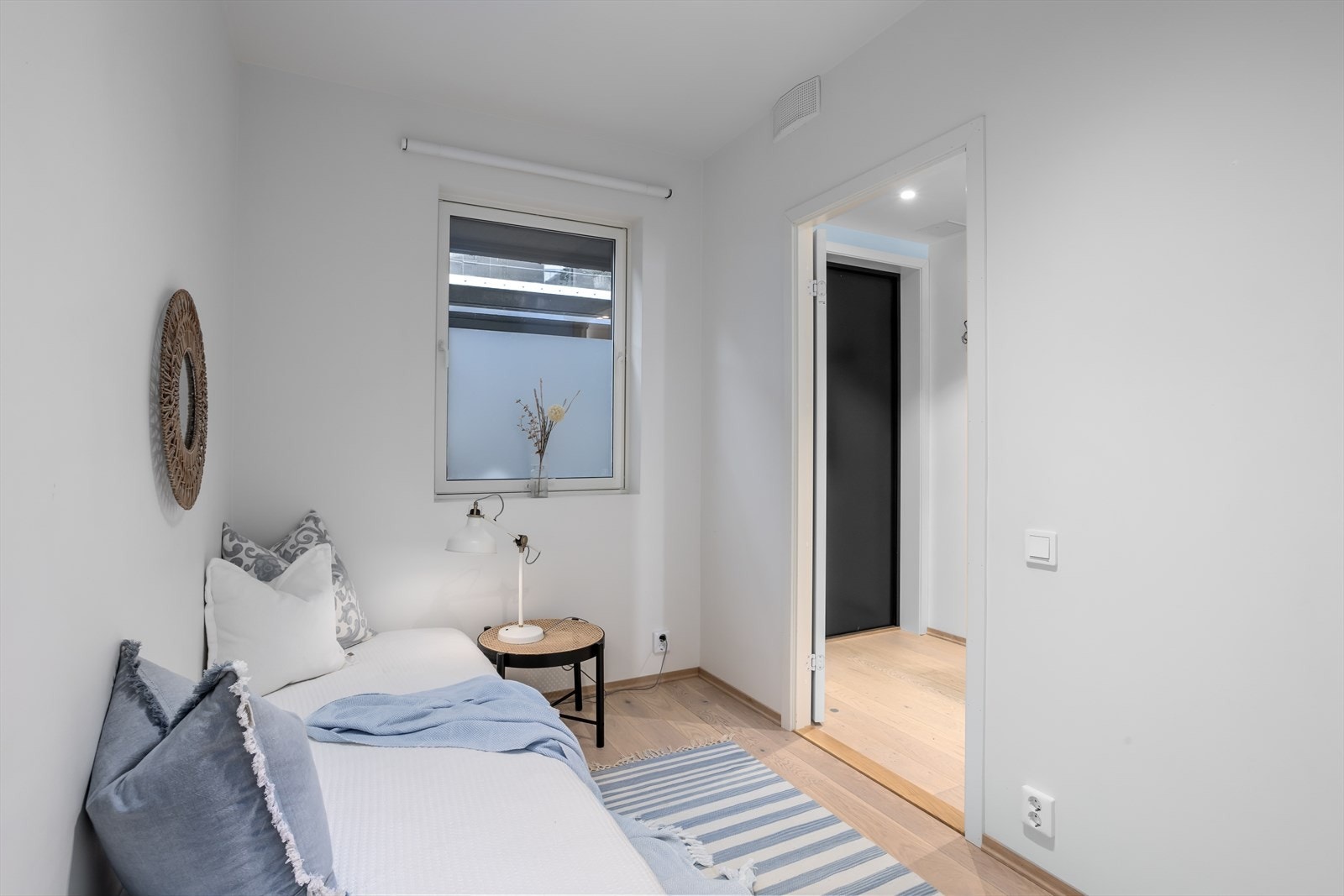 Det andre soverommet, hvor det er plass til både enkeltseng og eventuelt et arbeidsbord eller lignende. Galleribilde