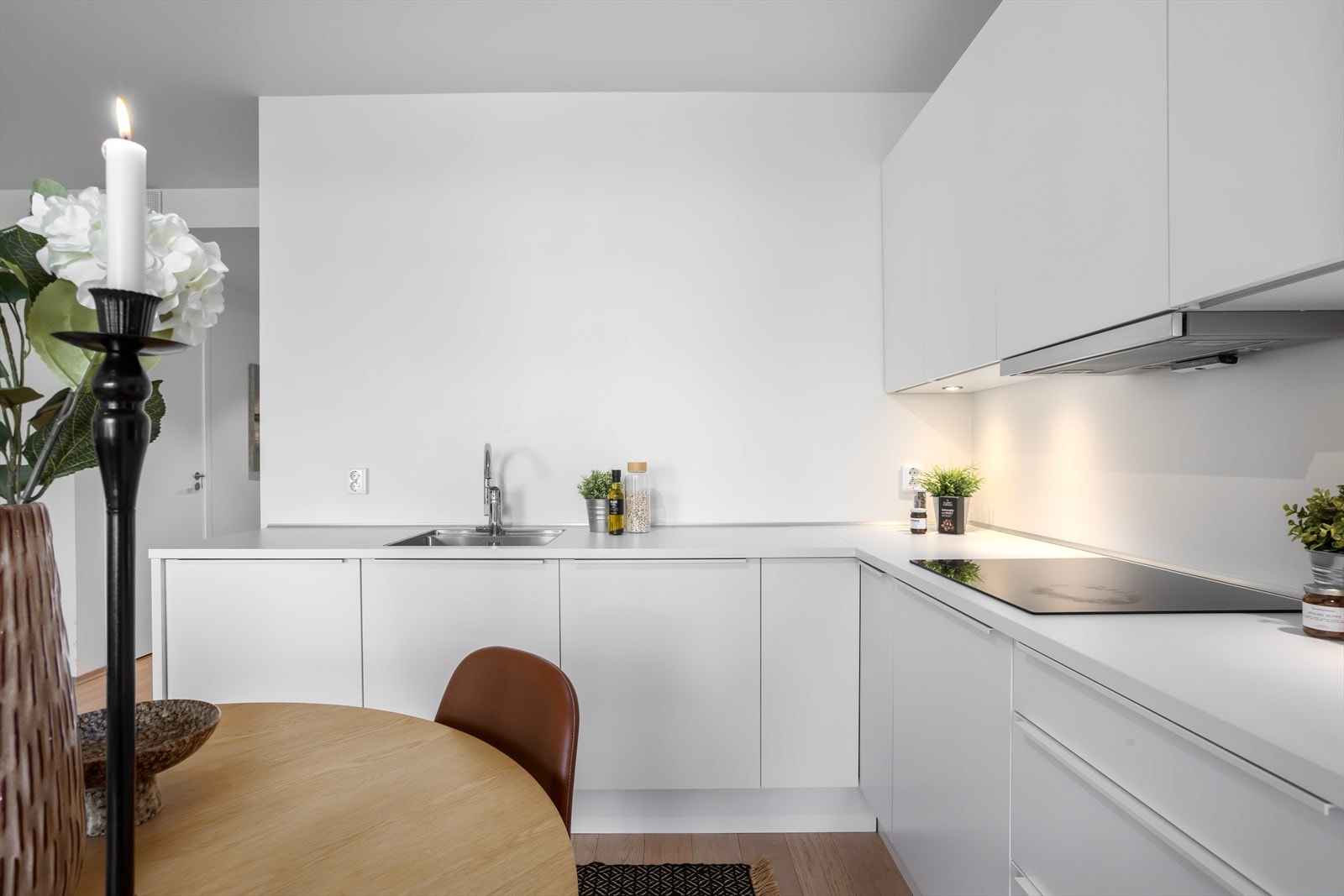 Leiligheten er innredet med et moderne, men likevel klassisk og stilrent kjøkken. Åpningen mot naturlig plassering av spisestuemøbler i stuen utgjør en flott "utvidelse" av rommet. Galleribilde