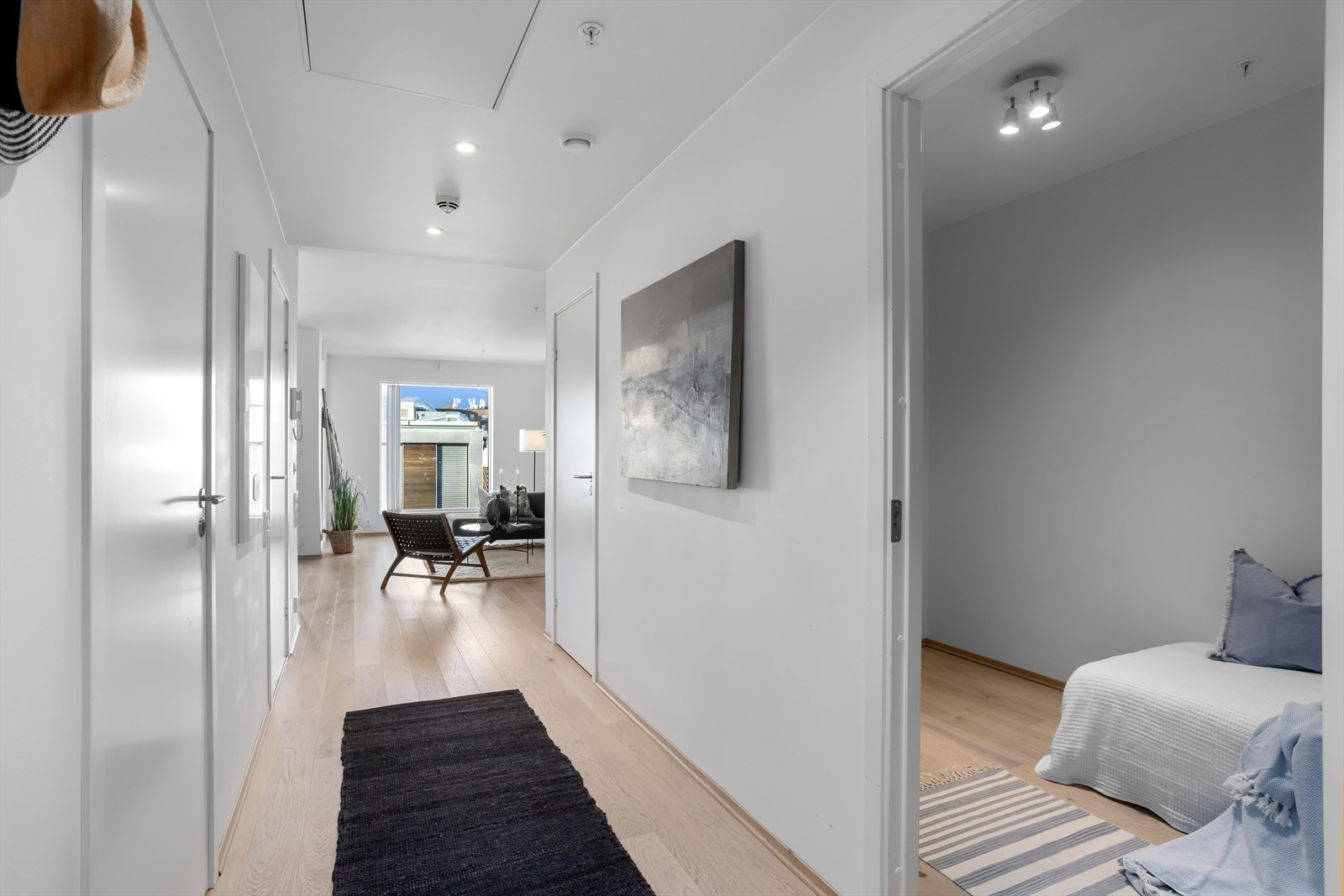 Innfelte downlights i himlingen gir god belysning. Det er anhengsplass hvor yttertøy og sko kan settes pent vekk, og det er det er avsatt plass til garderobeskap eller annet type klesoppbevaringsmøbel på langvegg hvis ønskelig. Galleribilde