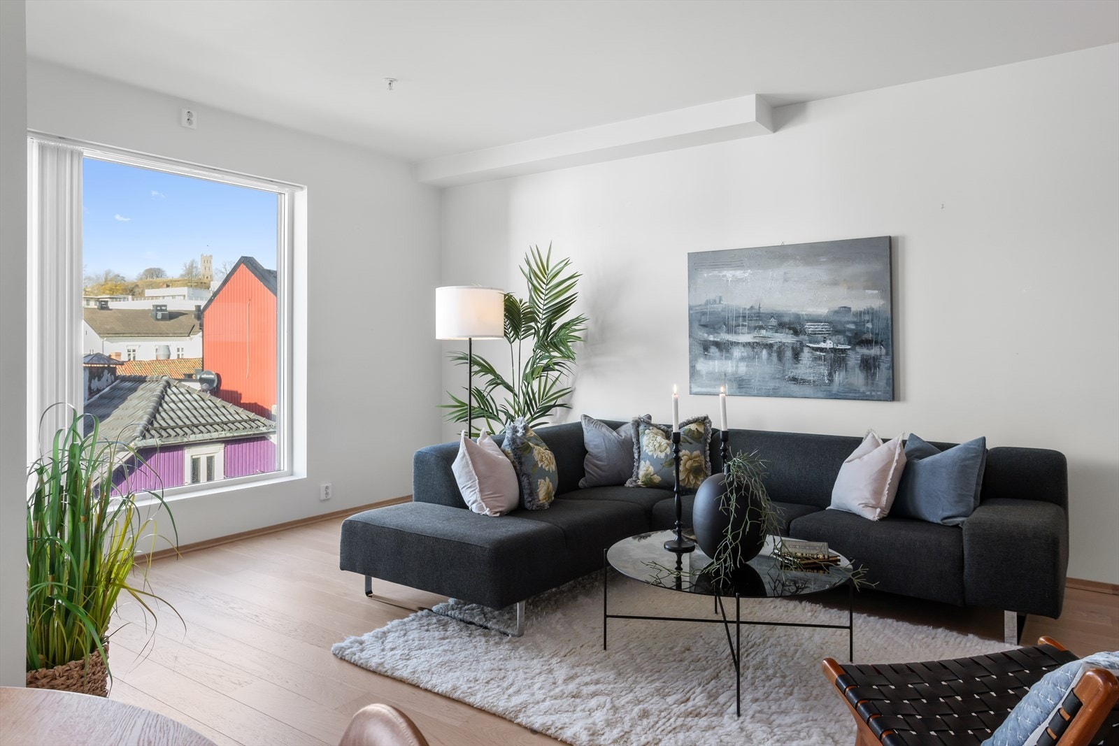 Legg også merke til det mindre hjørnevinduet som gir et koselig innsyn til den innglassede balkongen. En annen detalj er at åpen løsning mot leilighetens entre i motsatt ende av leiligheten som gir lys fra øst entreèn. Galleribilde