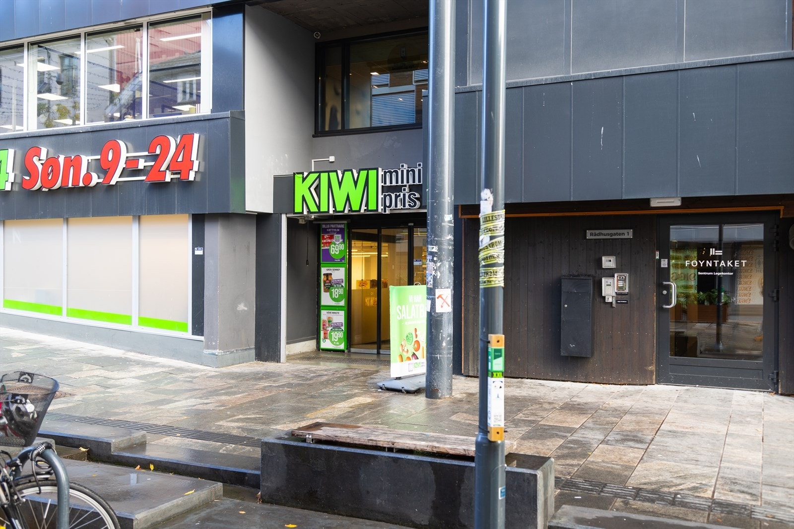 Tar man heisen ned til bakkeplanet når man byggets "egne" dagligvareforretning som er åpen hele uken, inkludert søndager. Galleribilde