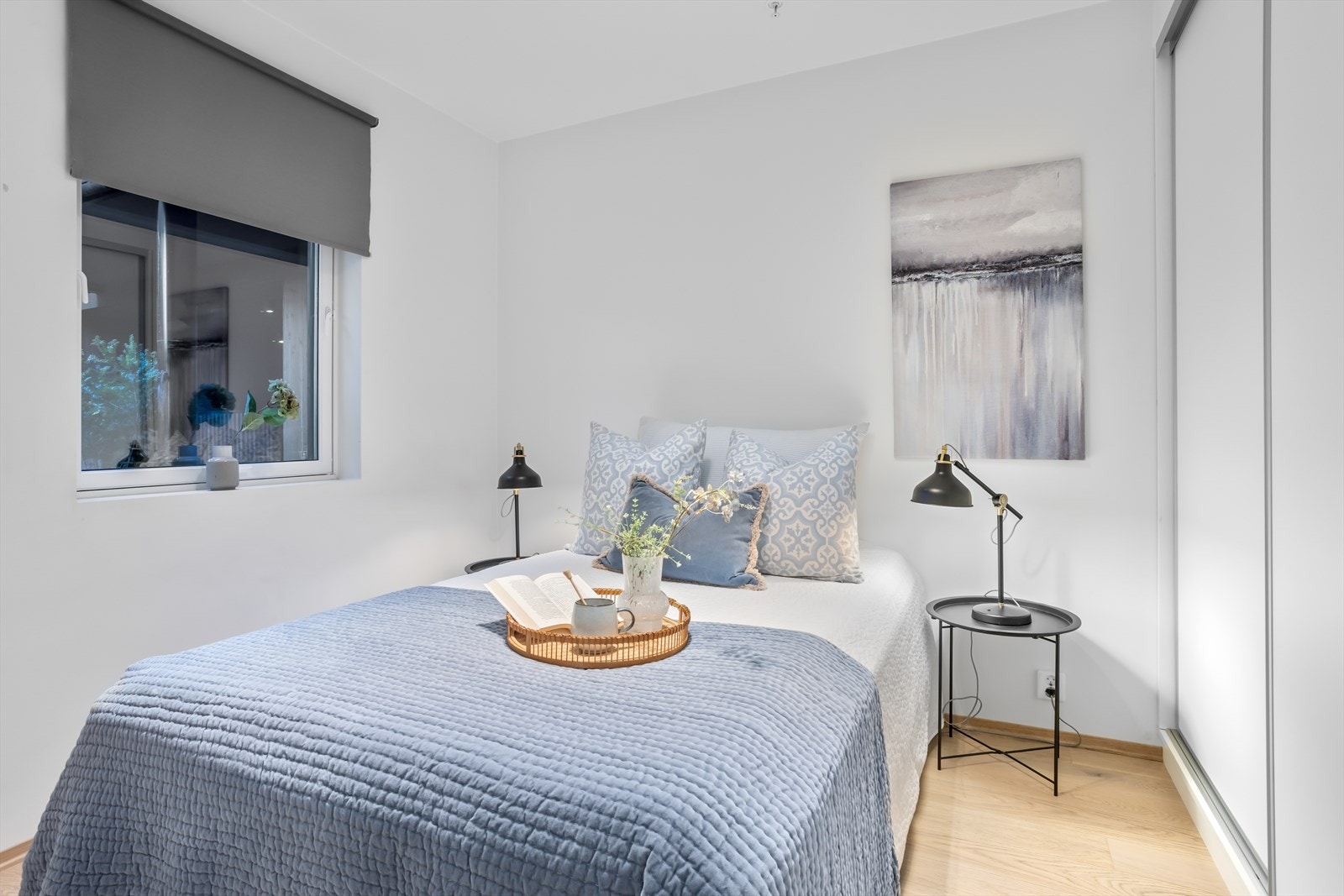 To soverom - begge med garderobeskapsløsninger Galleribilde