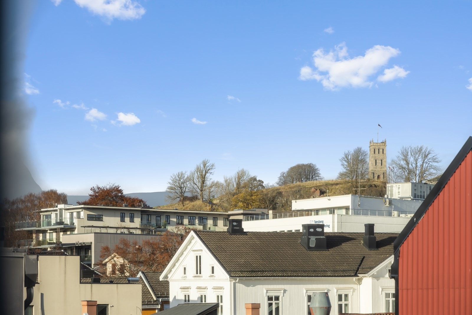 Det er utsikt Slottsfjellet både fra stuen og fra balkongen. Galleribilde