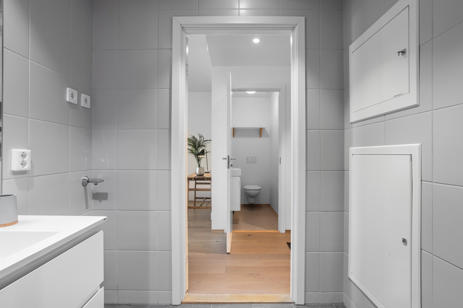 Baderomsinnredningen er også her fra Svane med servantskap med to brede kolonialskuffer i hvit utførelse og med demping. Helstøpt servantbenk og stort veggspeil ført helt opp til himlingen gir et eksklusivt preg og bidrar til ytterligere god romfølelse. Galleribilde