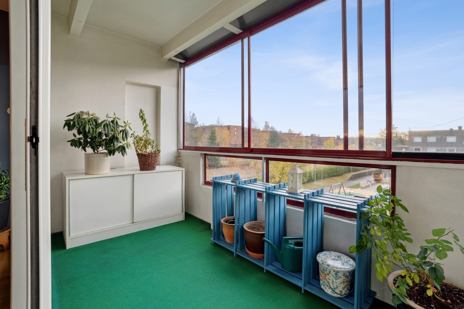 Den innglassede balkongen gir et lunt og trivelig uteområde også i vinterhalvåret. Galleribilde