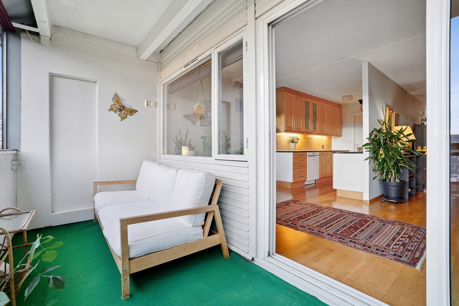 De store skyvedørene slipper inn rikelig med lys og skaper en sømløs overgang mellom stuen og uteområdet. Galleribilde