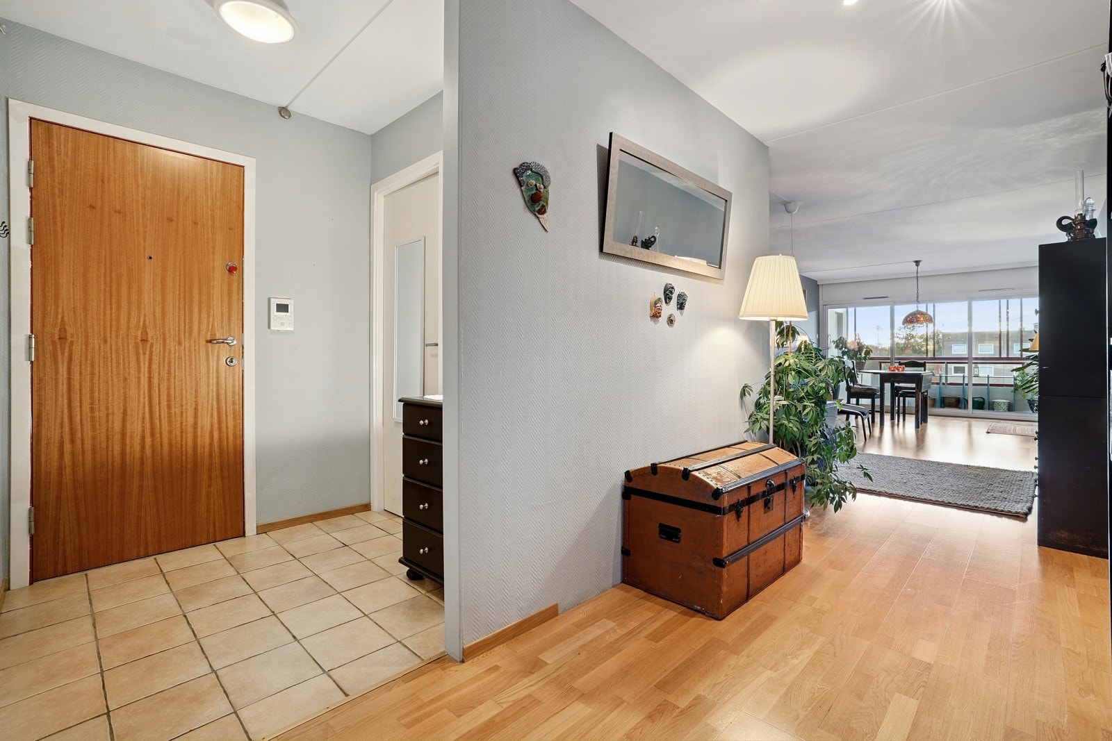 Romslig entré med inngang til innvendig bod. Galleribilde