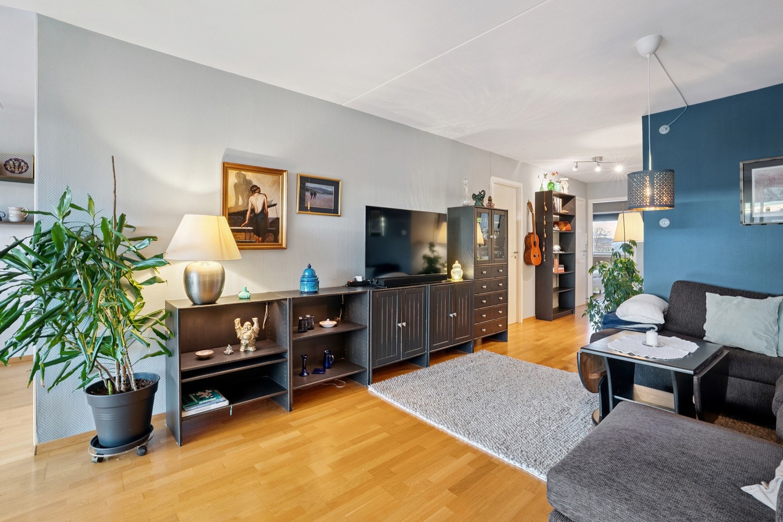 Luftig og innbydende stue med store vindusflater som slipper inn rikelig med dagslys. Galleribilde