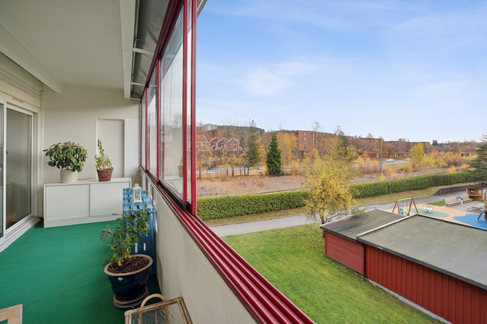 Innglassingen kan åpnes slik at balkongen fungerer som en naturlig forlengelse av stuen på varme dager. Galleribilde