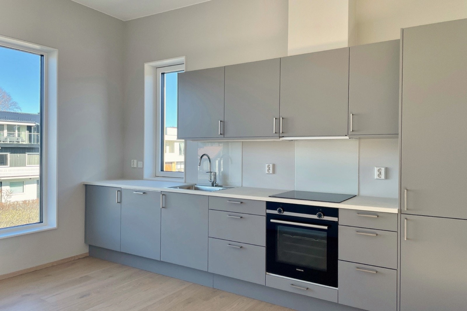 Stilig kjøkken med god benke- og oppbevaringsplass. Galleribilde