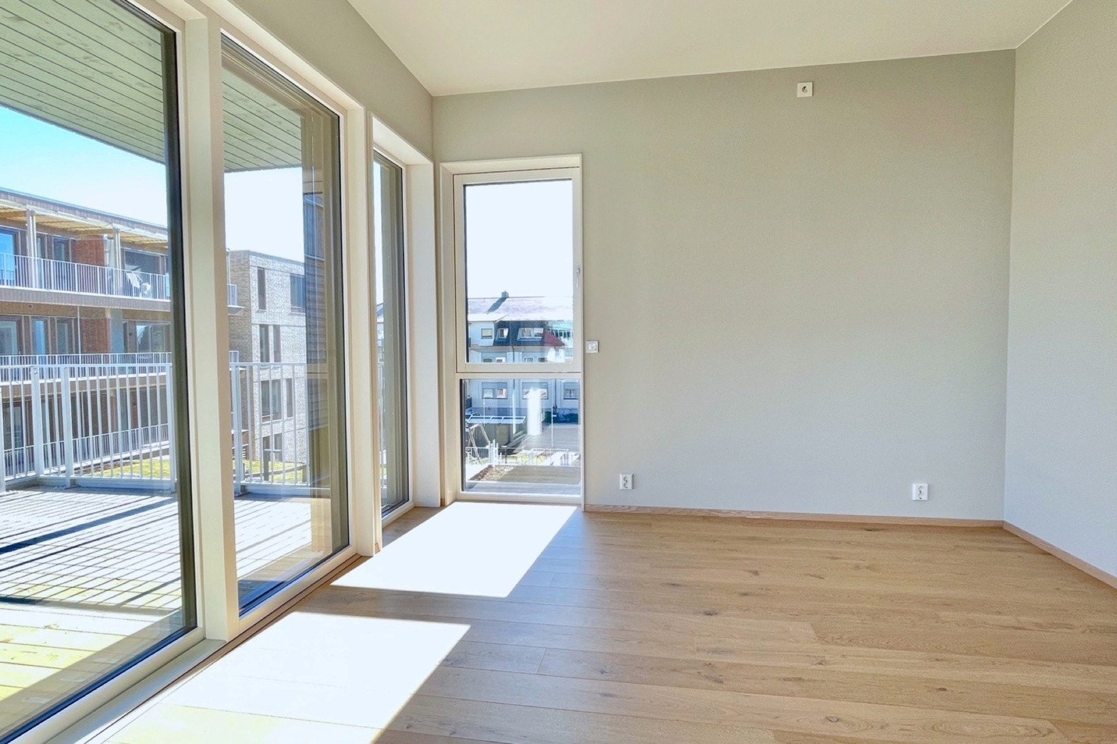 Leiligheten har store vindusflater som gjør at den oppleves som lys og luftig. Galleribilde