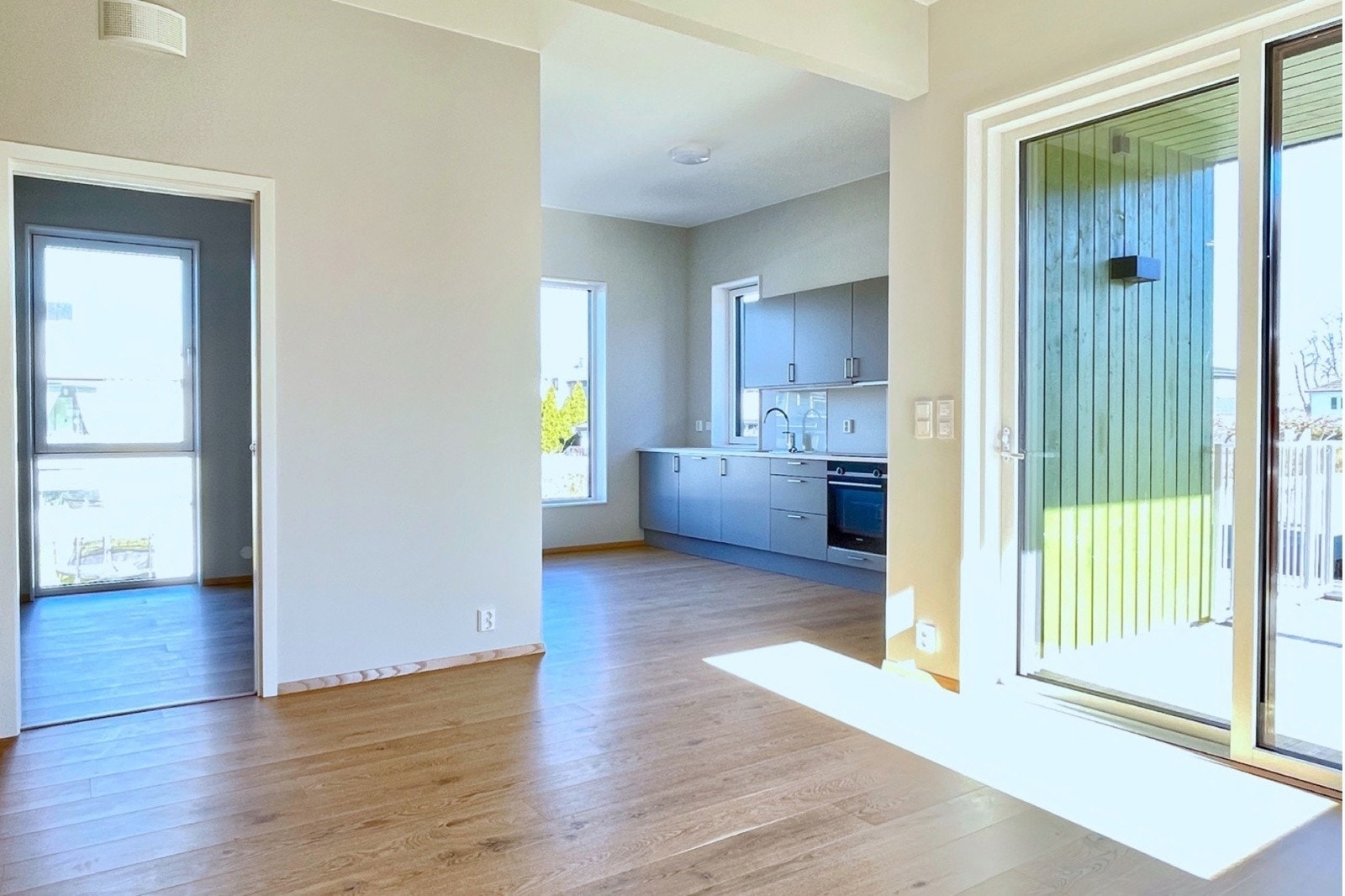 Kjøkken og stue, sosialt og stilrent. Åpen løsning med god plass til både spisebord og sofakrok. Store vindusflater gir rikelig med dagslys. Galleribilde