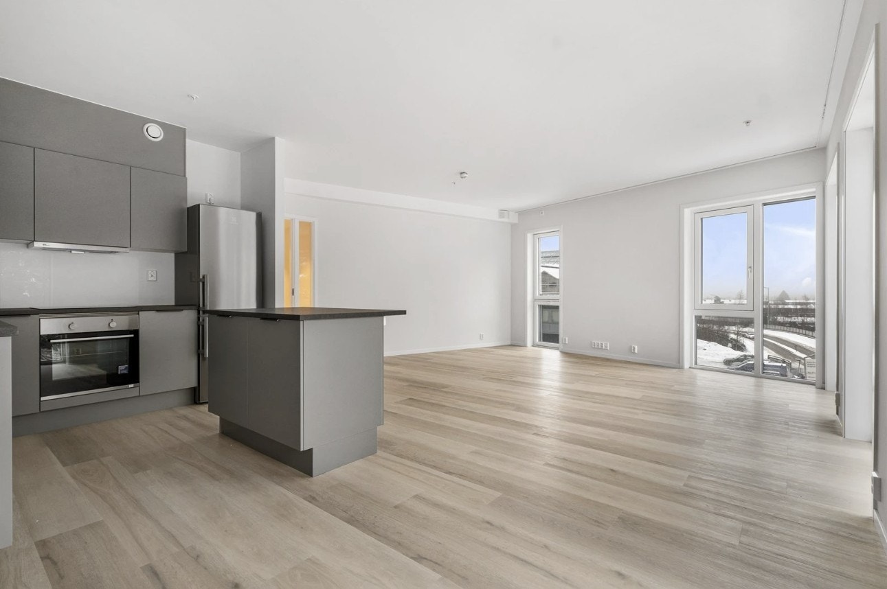 Stor og luftig stue uten innsyn. Galleribilde