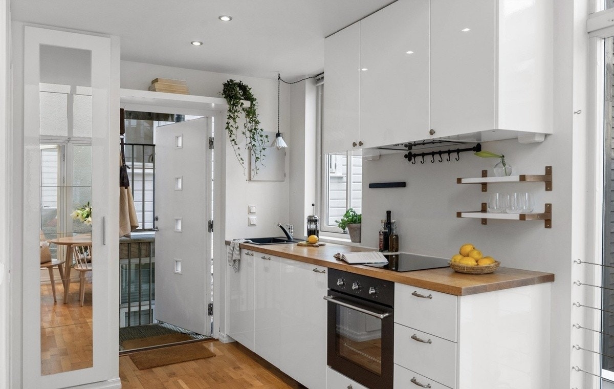 Det er ett plassbygd skap til venstre for døren med plass til yttertøy og sko. Galleribilde