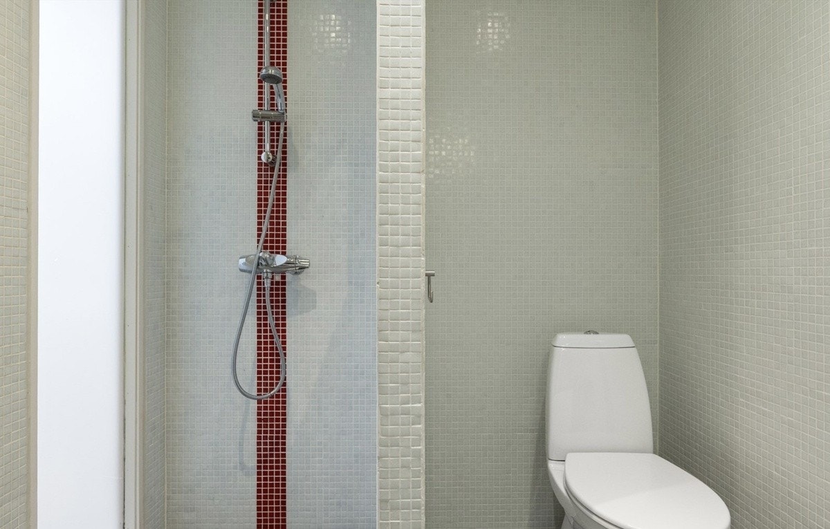 Nydelig bad med mosaikkfliser Galleribilde