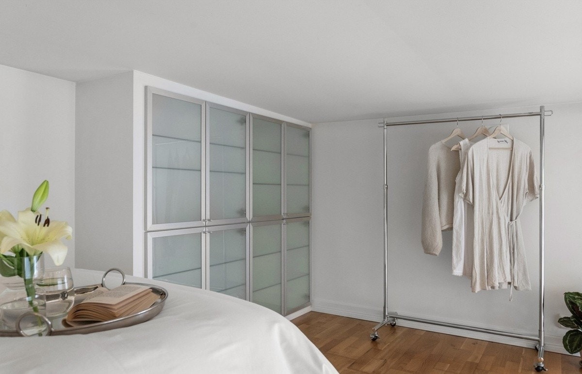 Skap, stativ og bokser under seng til oppbevaring Galleribilde