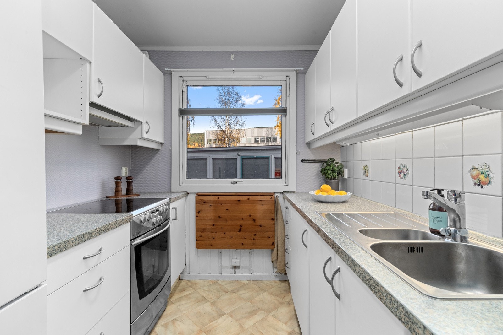 Kjøkkenet har hvitevarer som kombiskap med kjøl og fryser, komfyr med platetopp og oppvaskmaskin. Galleribilde