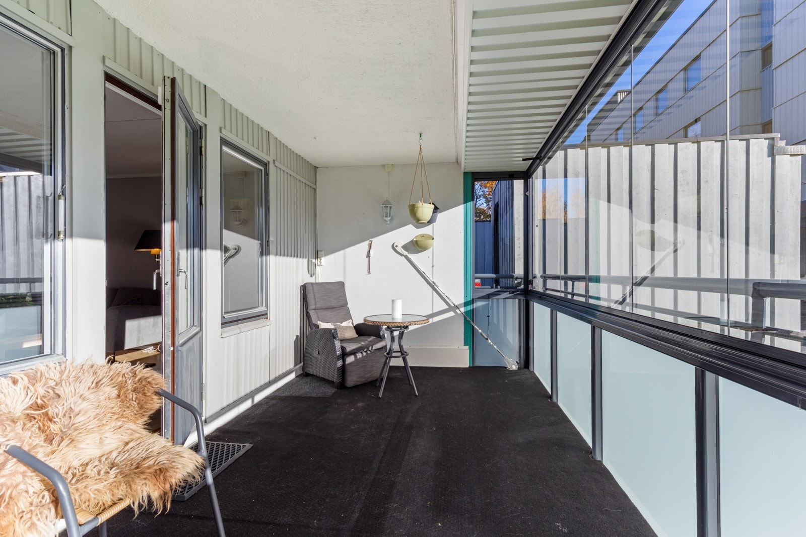 Plass til både sittegruppe og spiseplass på balkongen. Galleribilde