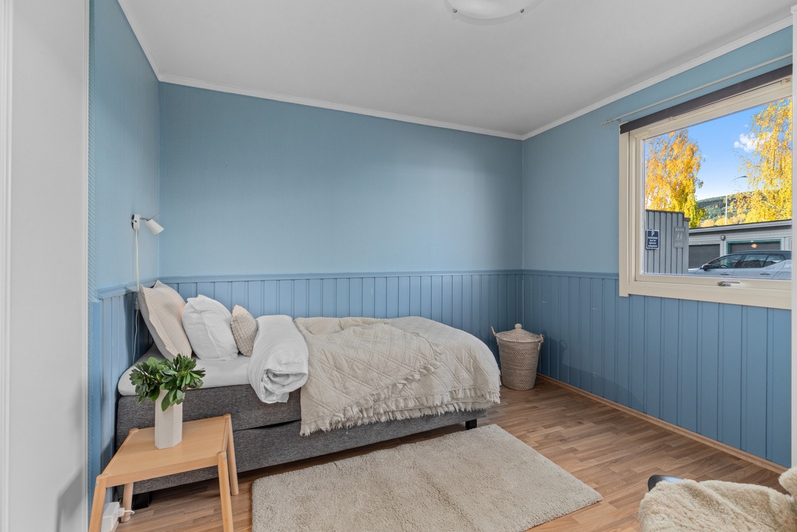 Her er det plass til dobbeltseng med tilhørende nattbord på hver side. Galleribilde