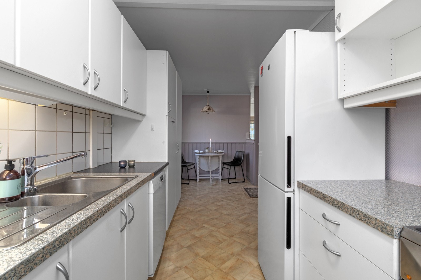 Kjøkkenet har godt med både benke- og skapplass, som gir et flott arbeidsrom for tilberedning av måltidene. Galleribilde