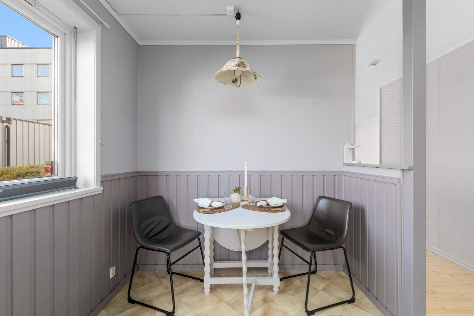 Spiseplass på kjøkkenet. Galleribilde