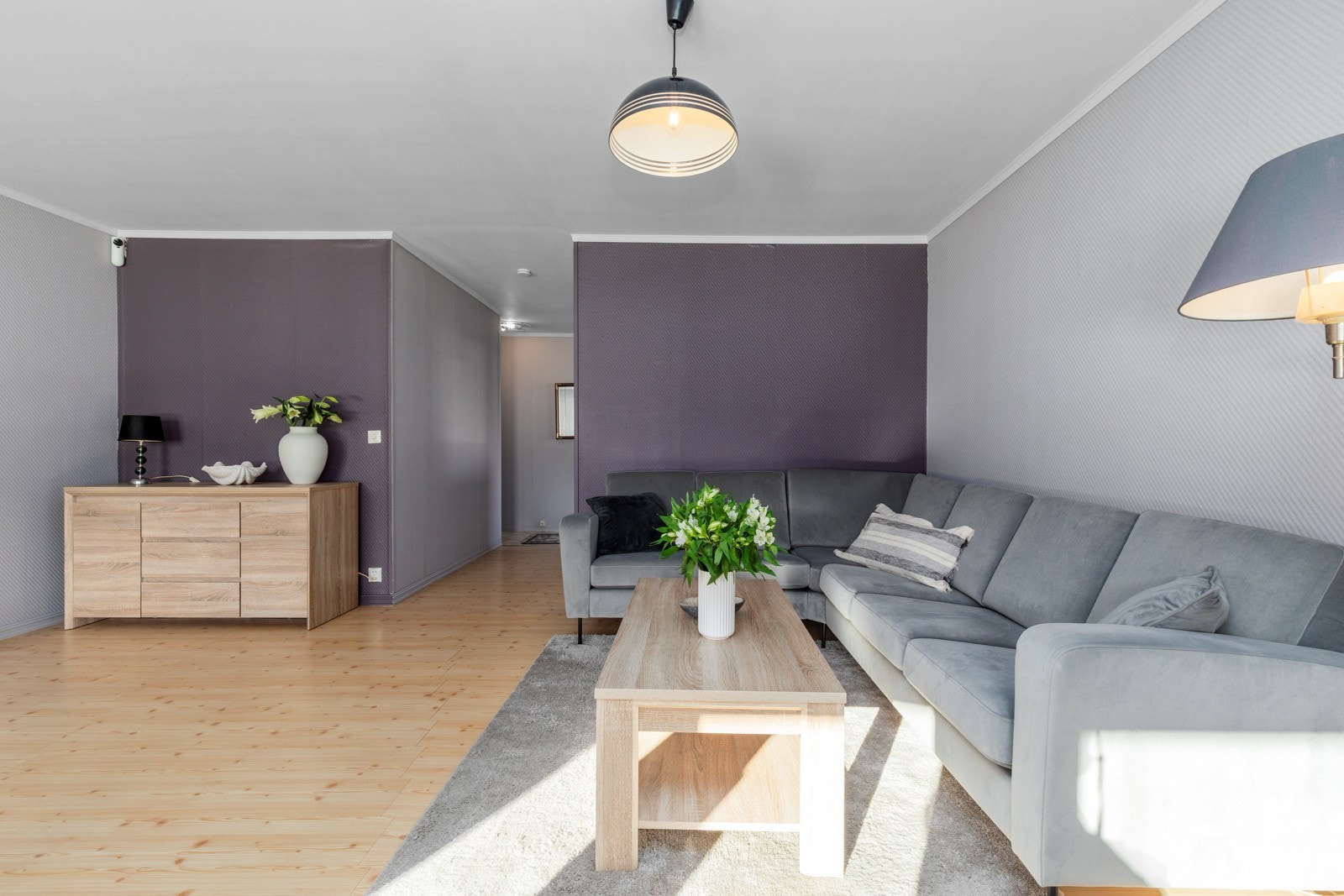 Stuen har gulv av laminat og vegger i malt strietappet. Galleribilde