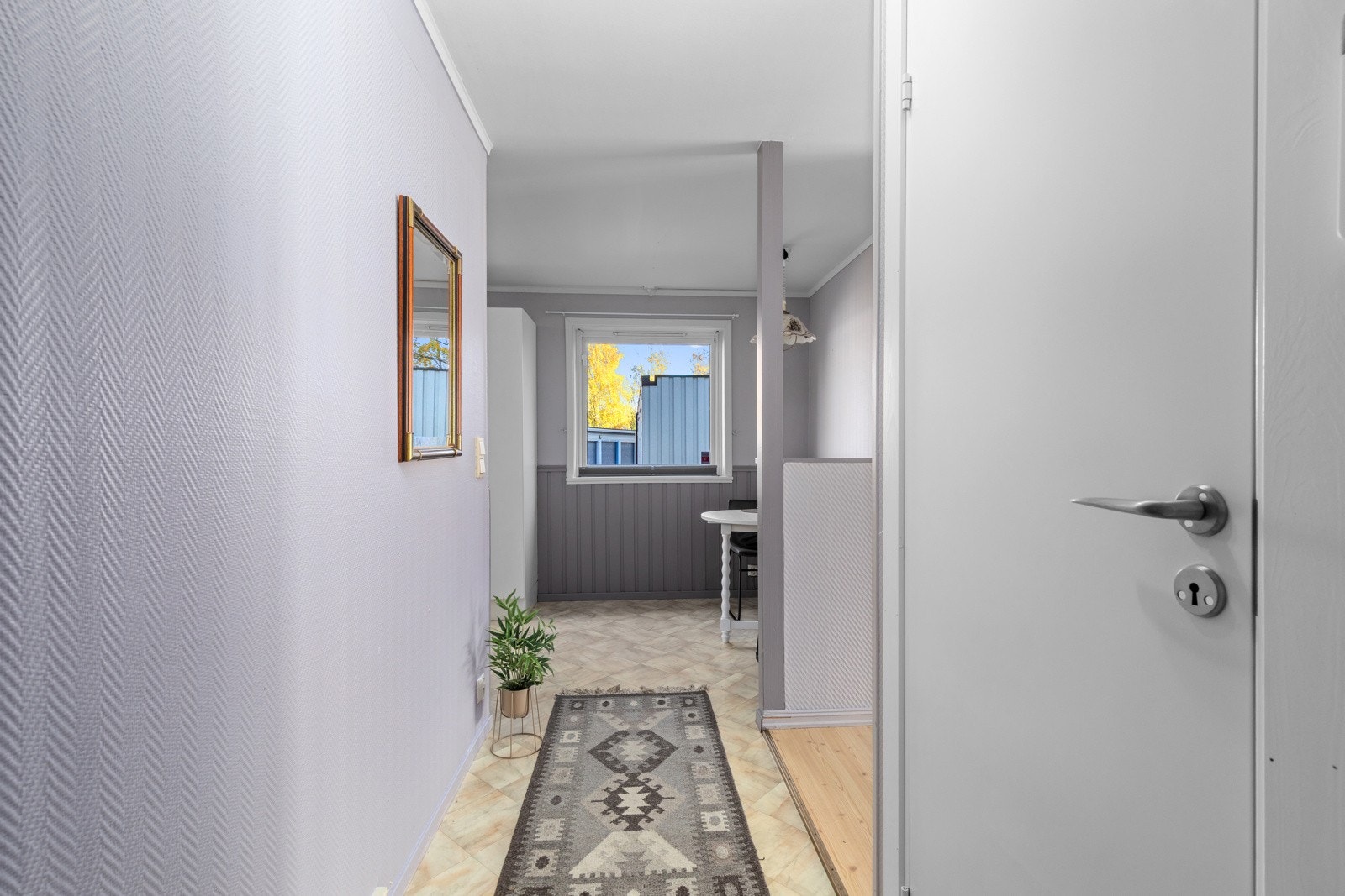 Velkommen inn! Fra entréen har du tilkomst til bad, kjøkken og stue. Galleribilde