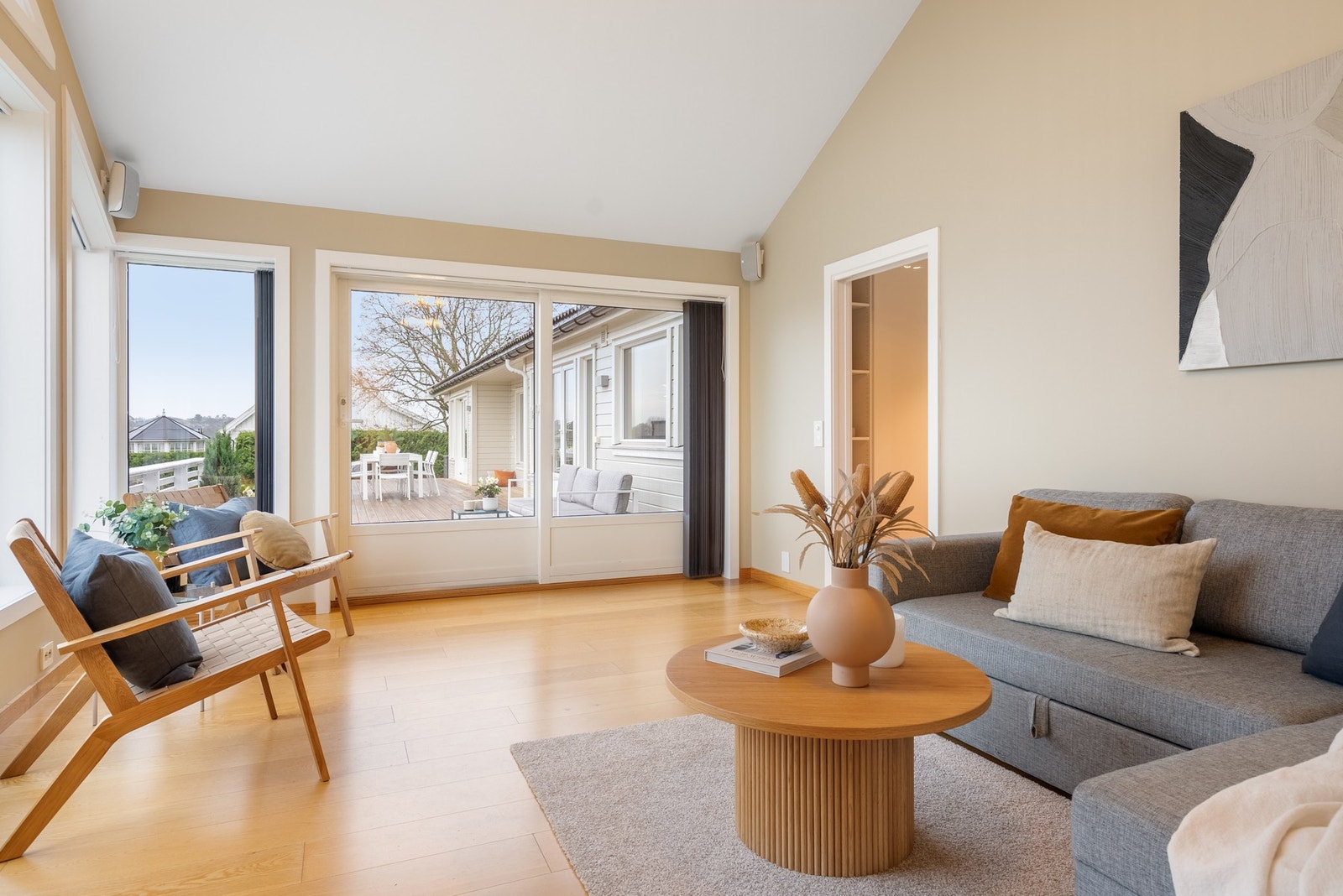 Her har man også flott utsikt mot sjøen og omkringliggende områder, samt utgang til den store terrassen Galleribilde