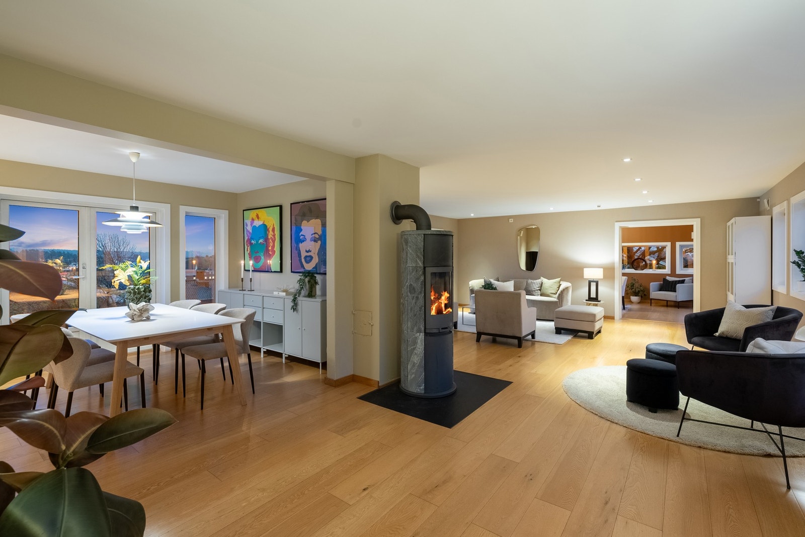 Flotte soner for møblering gjør denne villaen svært enkel å møblere Galleribilde