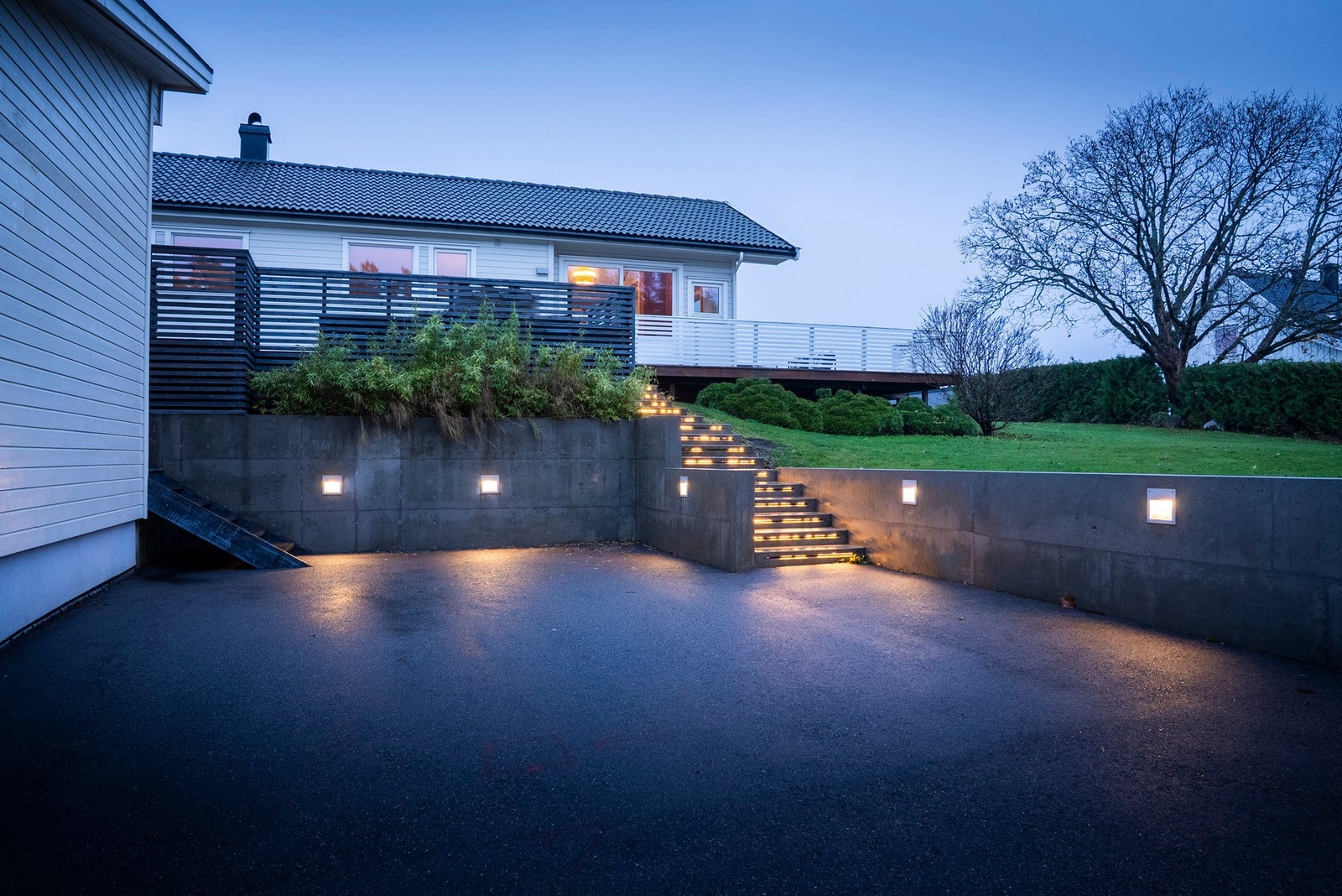 Stor asfaltert gårdsplass Galleribilde