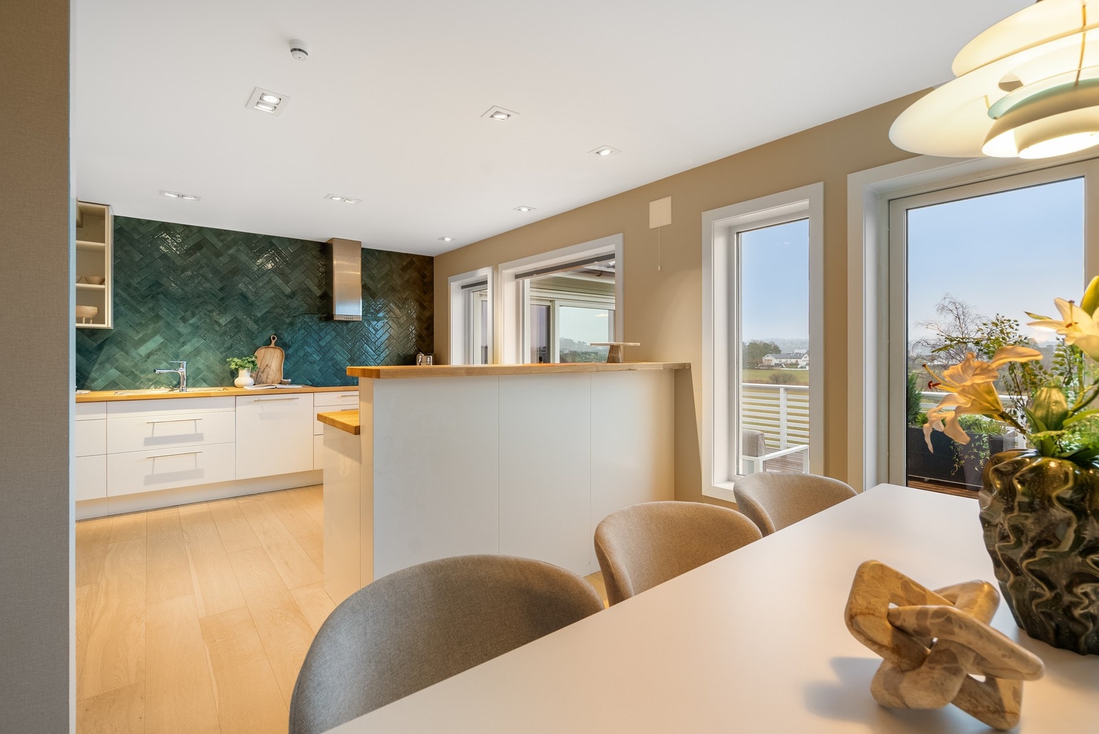 Kjøkkenet ligger rett ved daglig spisestuen Galleribilde