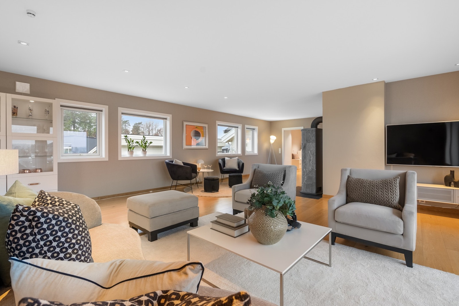 Lekker stue med flott tapet på veggen Galleribilde