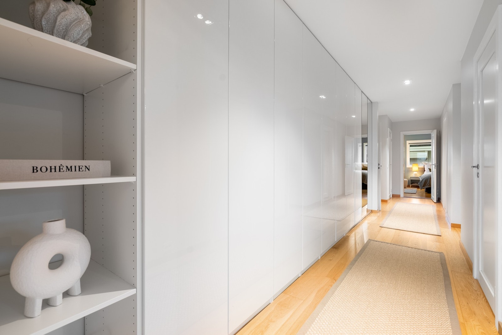 Vi tar turen inn mot den mer private delen av villaen Galleribilde