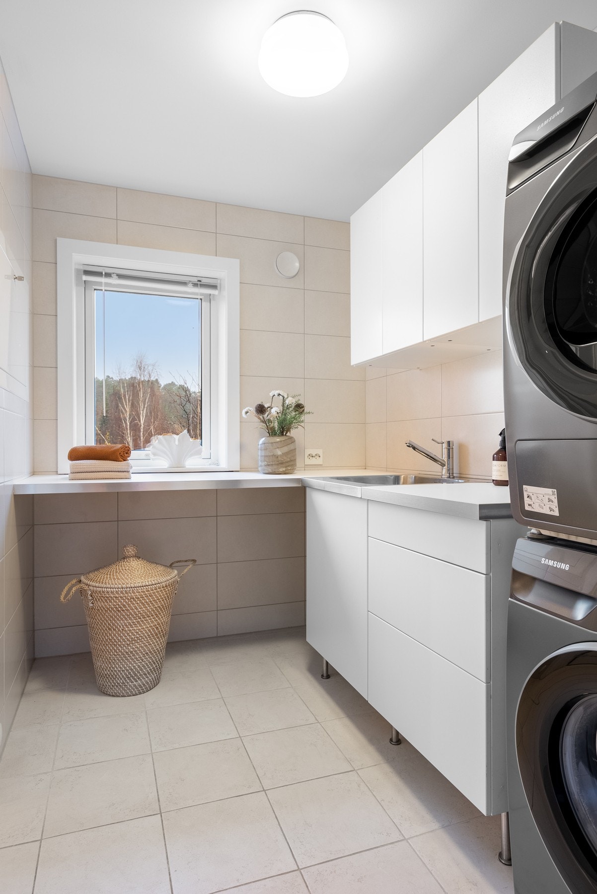 Praktisk vaskerom med inngang fra begge badene Galleribilde
