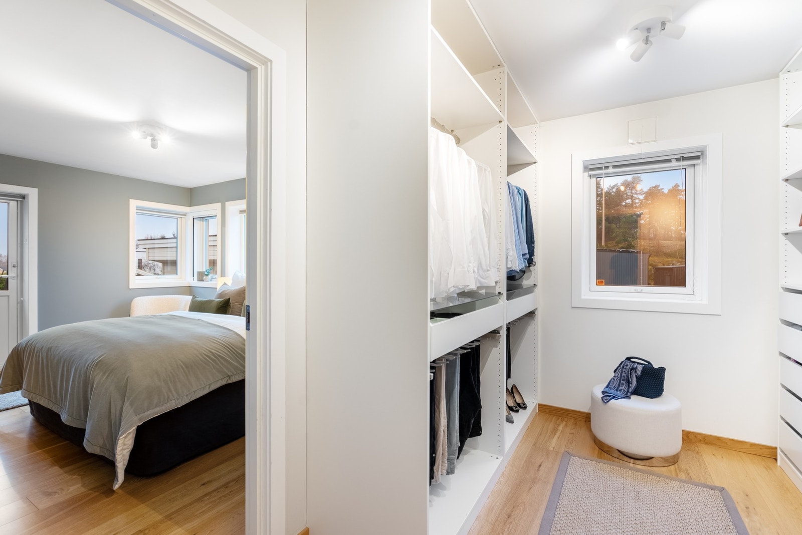 Og direkte inngang fra bad til walk in closet og hovedsoverom Galleribilde