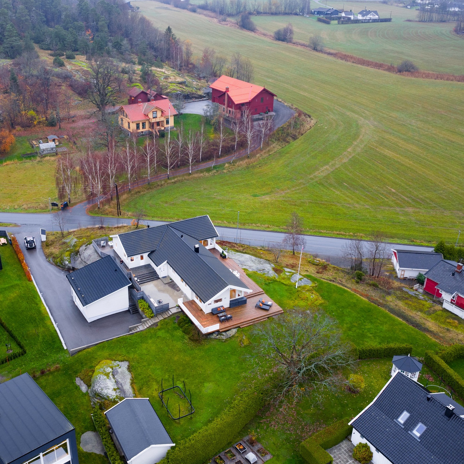 Lekkert opparbeidet parkmessig tomt Galleribilde