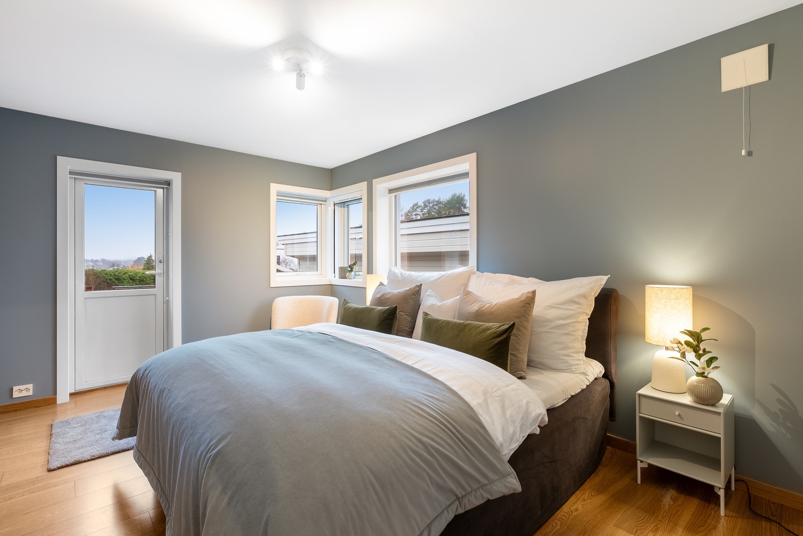 Lekkert hovedsoverom med utgang til uteplass Galleribilde