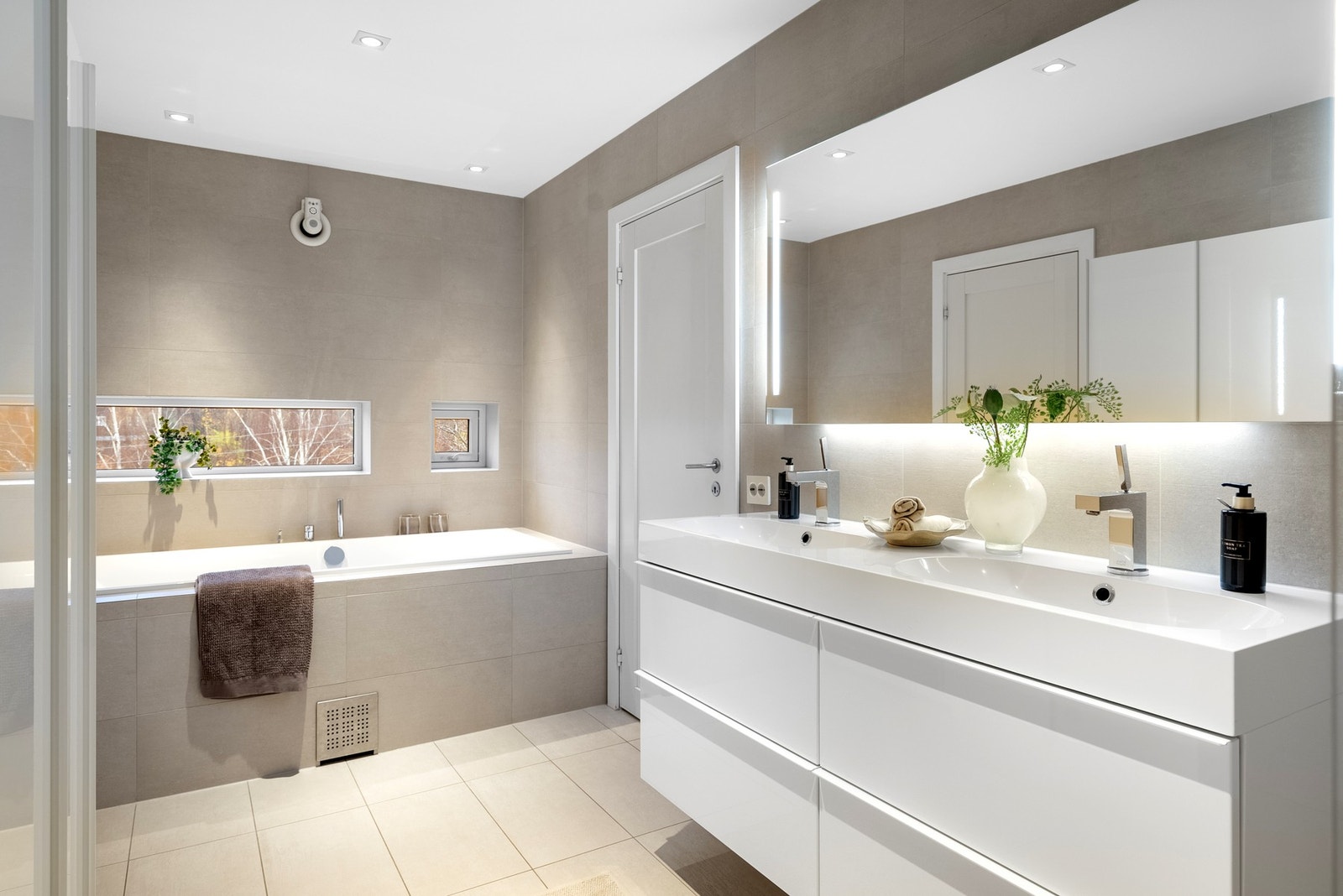 Hovedbadet har dobbel servant, badekar, dusj og wc Galleribilde