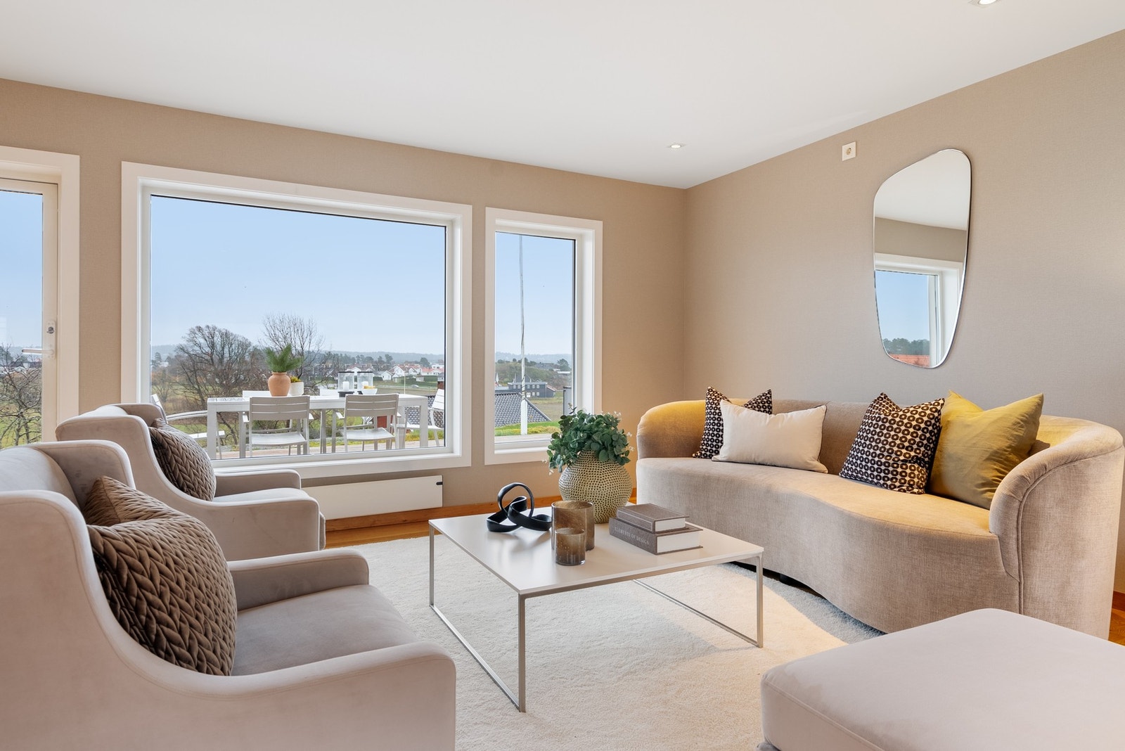 Store vinduer gir masse lys og fin utsikt Galleribilde