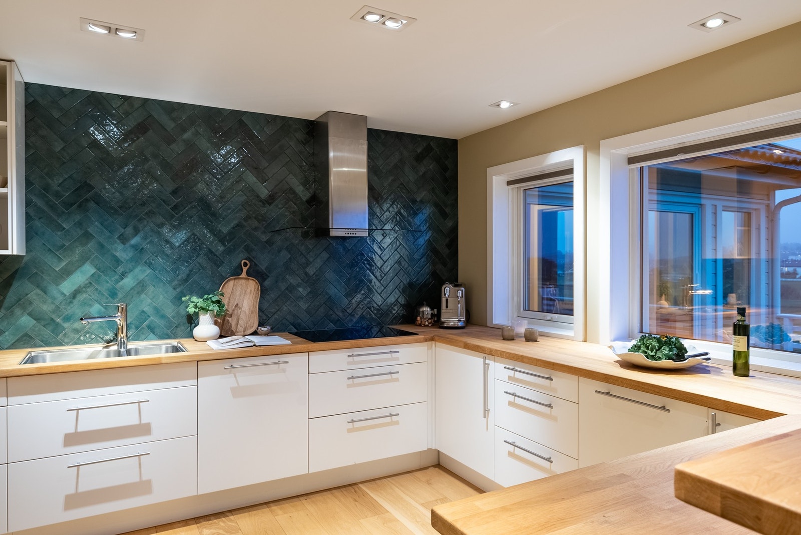 Lekkert kjøkken med fliser lagt i fiskebensmønster Galleribilde